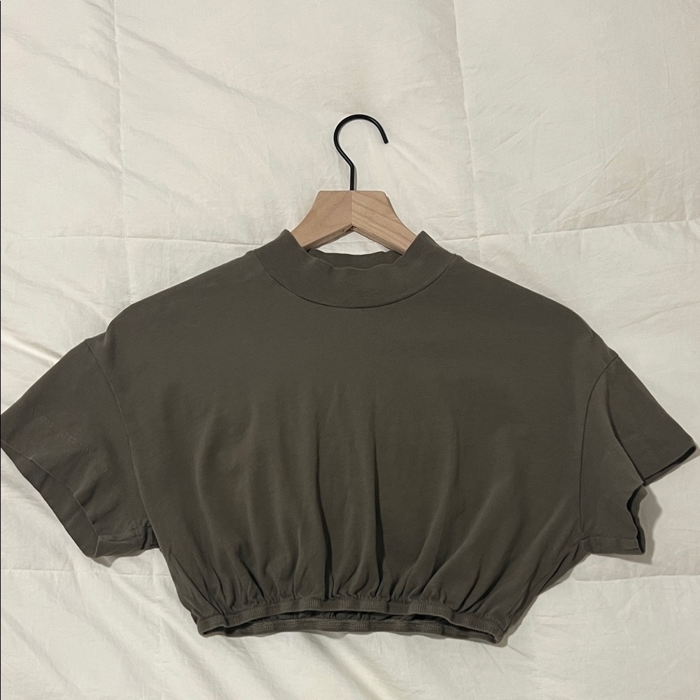 ALO Yoga Dark Olive Short Sleeve Cropped Tee